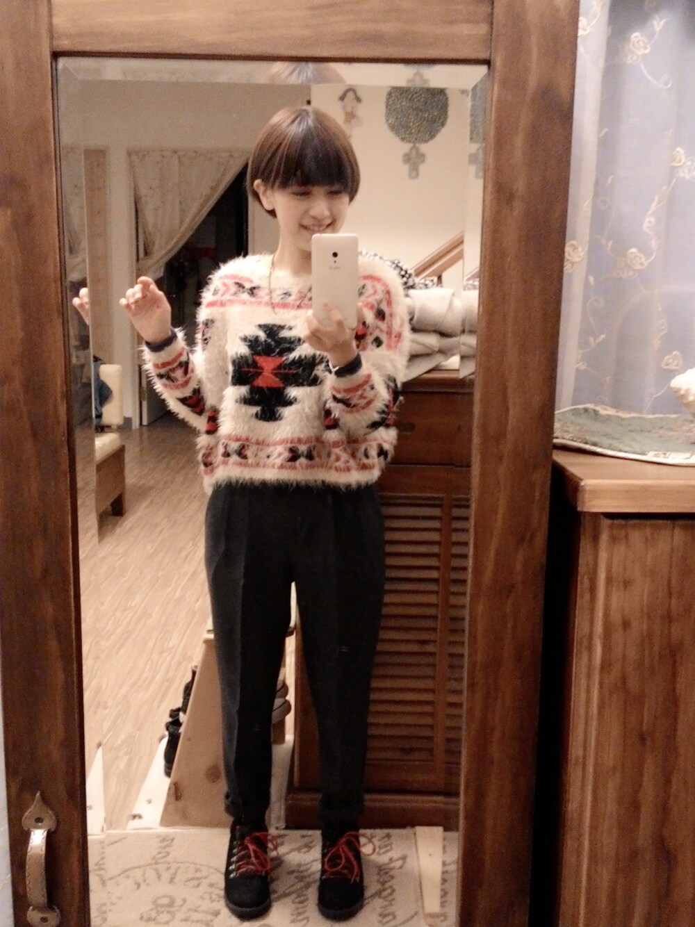 レッド系のその他トップス、ブラック系のその他シューズ、レッド系のソックス/靴下を着用したレディースの冬コーディネートの1枚目の写真