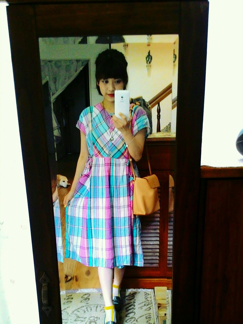 ピンク系のワンピース/ドレス、ブラウン系のバッグ、イエロー系のレッグウェアを着用したレディースの春コーディネートの1枚目の写真