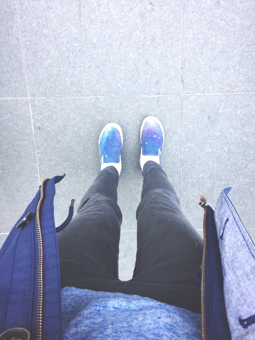 「フーディー、hoodie、ニットパーカー、グレースキニー、スリッポン、slipon、宇宙柄、galaxy、宇宙柄シューズ、GALAXY SHOES」｜「Timberlandのアイテム（ナイロンジャケット、ブルー系）」を使った、GoMaさん（レディース・163cm）の冬コーディネートの1枚目の写真