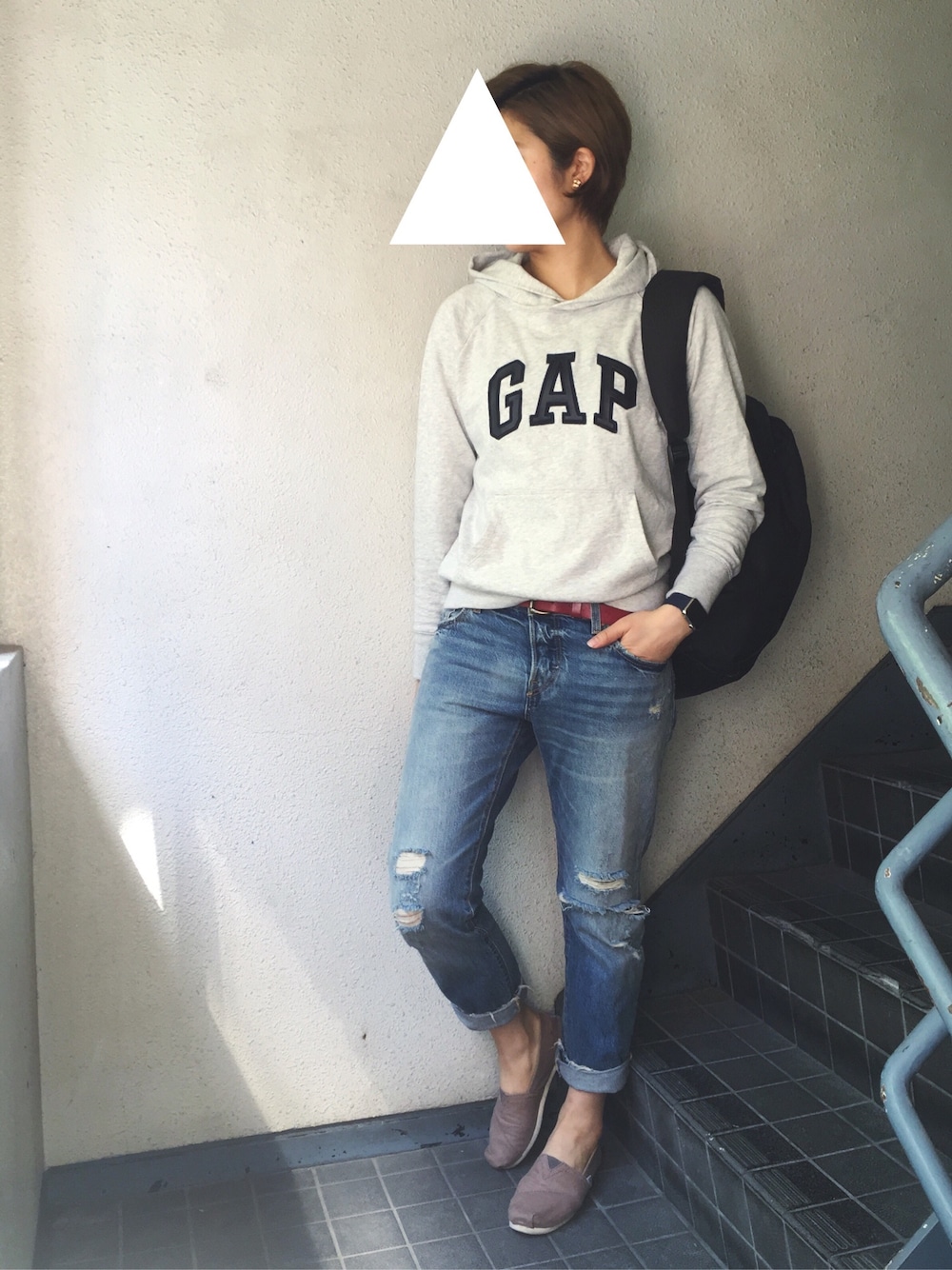 「GAPパーカー、ボーイフレンドデニム、ダメージデニムパンツ、デニム、デニムパンツ、501CT、はるコーデ、オトナカジュアル、ラクチンコーデ、ゆるコーデ」｜「GAPのアイテム（パーカー、グレー系）」を使った、GoMaさん（レディース・163cm）の春コーディネートの1枚目の写真