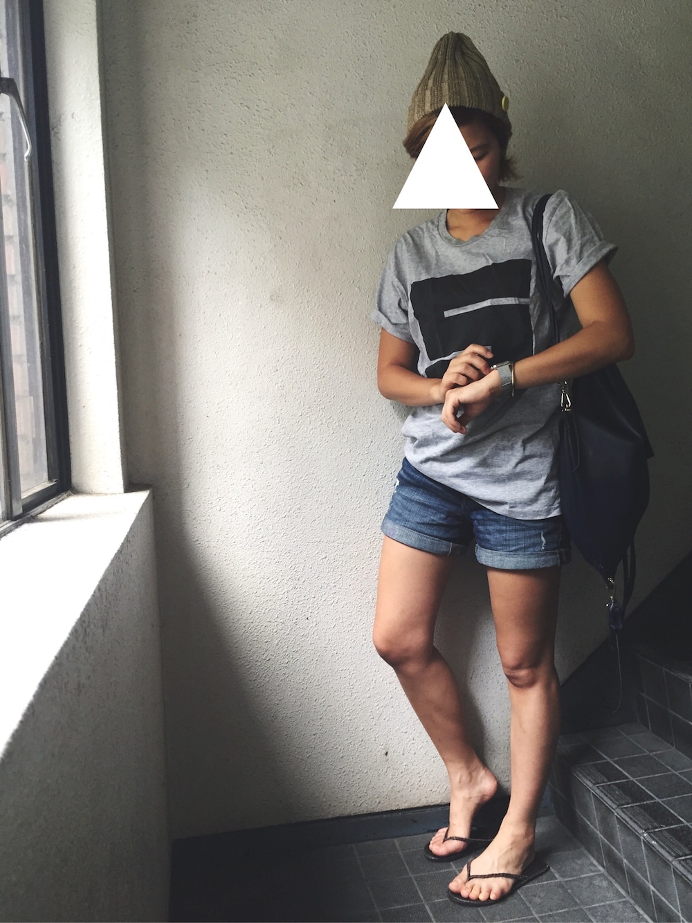 「summer、outfit、denim、夏コーデ、Tシャツ、メンズライク、メンズサイズ、ショートパンツ、デニムパンツ、シンプル」｜「maillotのLinen Knit Cap Khaki（ニットキャップ/ビーニー、グリーン系）」を使った、GoMaさん（レディース・163cm）の秋コーディネートの1枚目の写真
