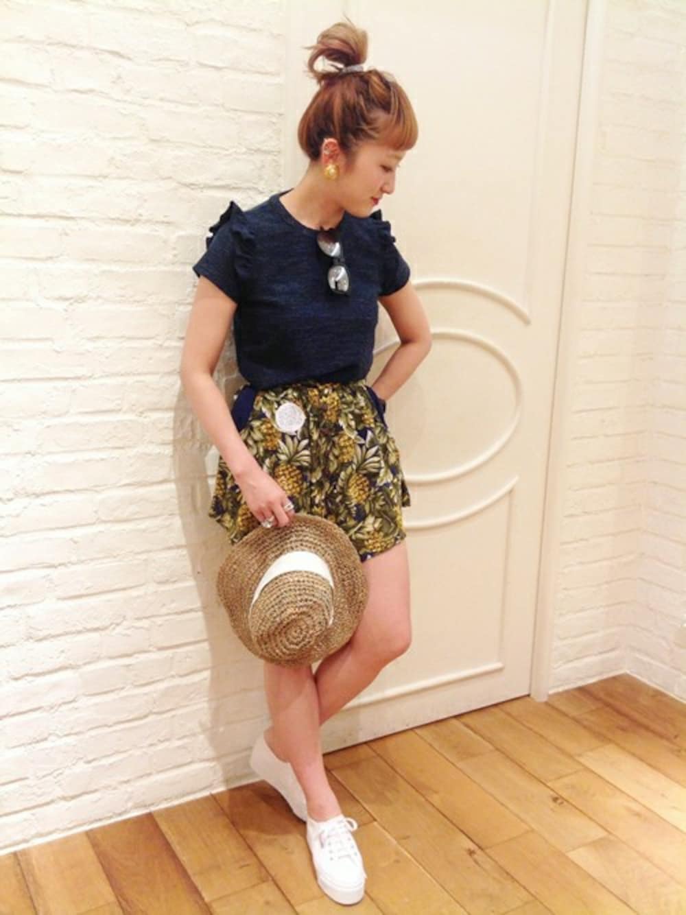 ブルー系のTシャツ/カットソー、ホワイト系のスニーカー、シルバー系のサングラスを着用したレディースの夏コーディネートの1枚目の写真