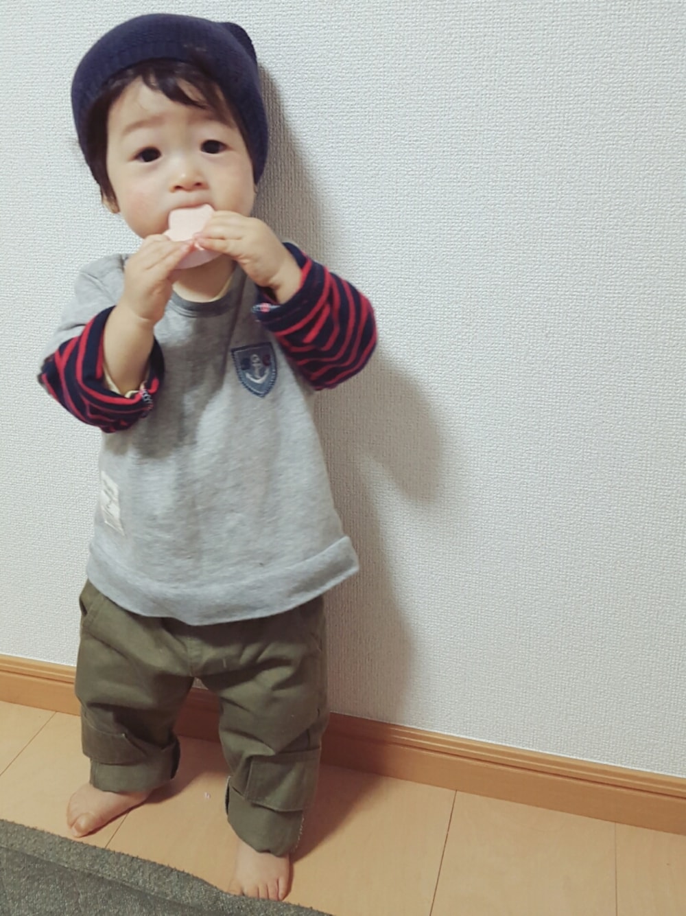 グレー系のトップス、グリーン系のその他パンツ、ブルー系のニットキャップ/ビーニーを着用したキッズの秋コーディネートの1枚目の写真