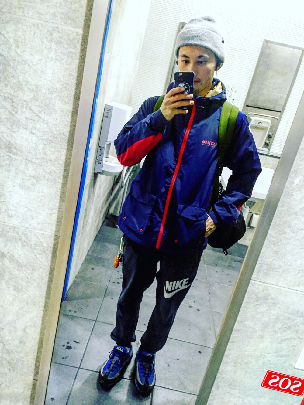 ブルー系のスニーカー、ブラック系のその他パンツ、ブルー系のマウンテンパーカーを着用したメンズの秋コーディネートの1枚目の写真