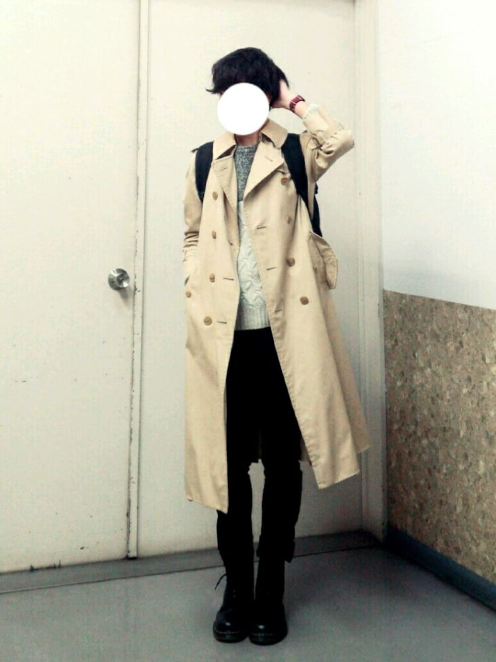 ブラック系のブーツ、ブラック系のバックパック/リュック、ブラック系のデニムパンツを着用したメンズの冬コーディネートの1枚目の写真