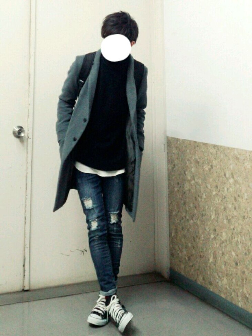 ブラック系のスウェット、ブラック系のTシャツ/カットソー、ブルー系のデニムパンツを着用したメンズの冬コーディネートの1枚目の写真