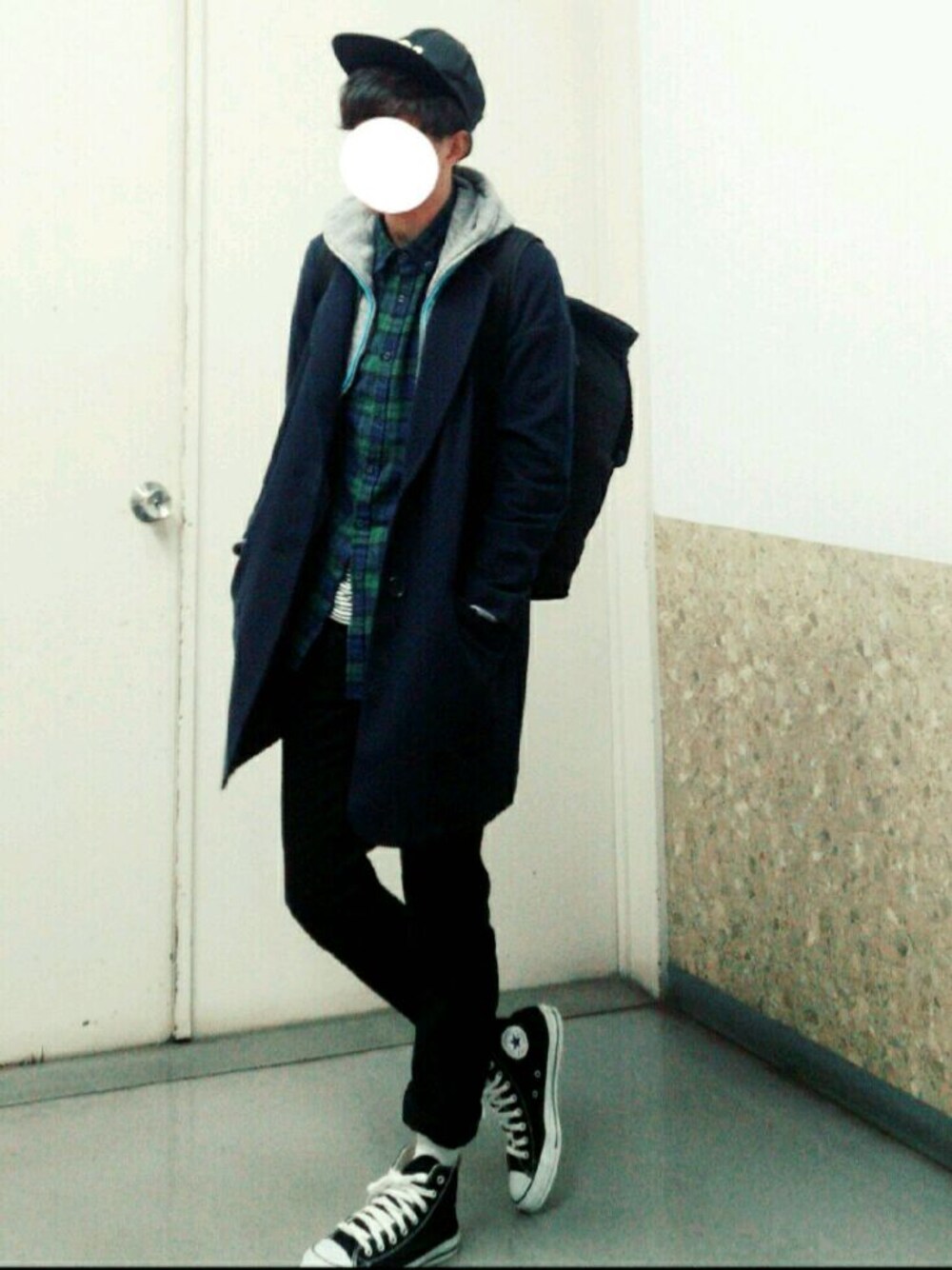 ブルー系のジャケット/アウター、ホワイト系のTシャツ/カットソー、グレー系のパーカーを着用したメンズの冬コーディネートの1枚目の写真