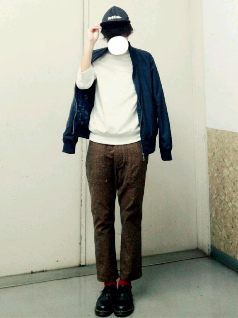 ブルー系のブルゾン、ブラウン系のスラックス、ホワイト系のスウェットを着用したメンズの春コーディネートの1枚目の写真