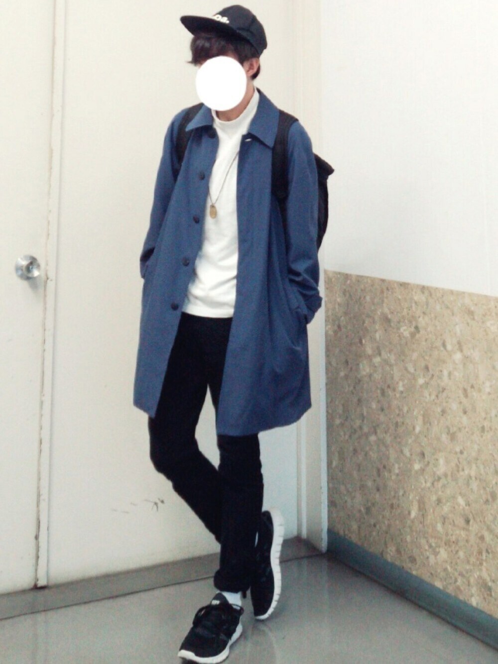 ブルー系のステンカラーコート、ホワイト系のTシャツ/カットソー、ブラック系のスニーカーを着用したメンズの春コーディネートの1枚目の写真