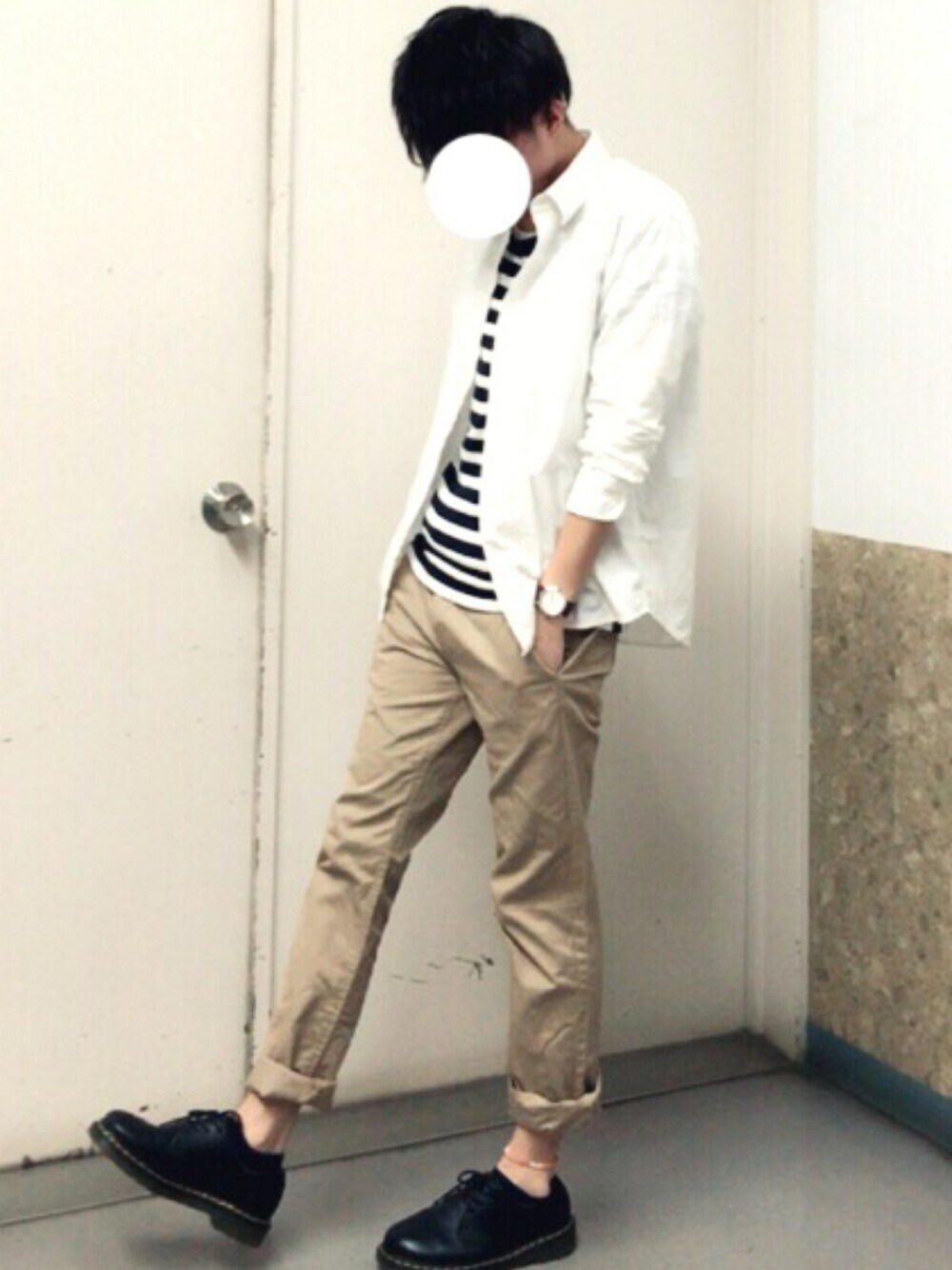 ホワイト系のシャツ/ブラウス、ホワイト系のTシャツ/カットソー、ブラック系のその他シューズを着用したメンズの春コーディネートの1枚目の写真
