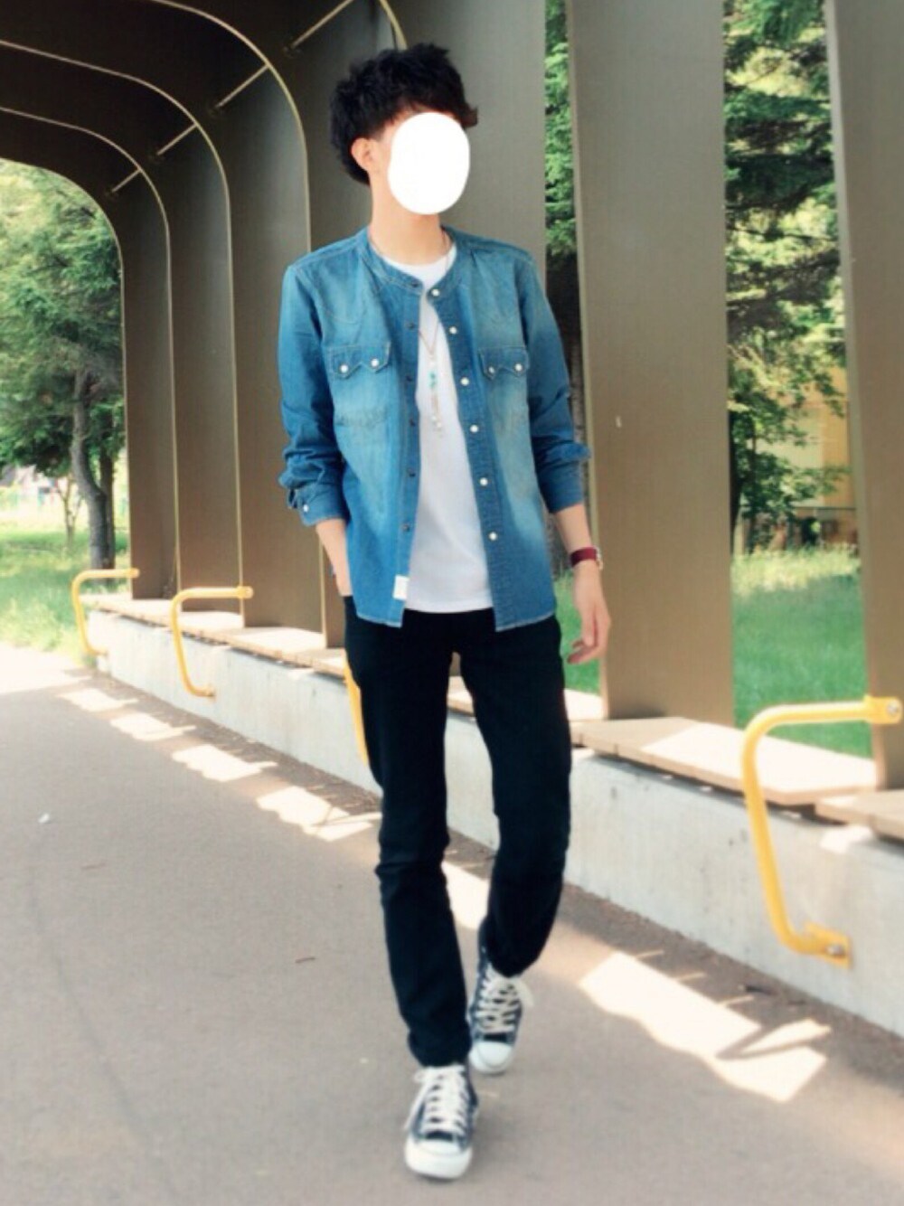 ホワイト系のTシャツ/カットソー、ブルー系のシャツ/ブラウス、ブラック系のその他パンツを着用したメンズの夏コーディネートの1枚目の写真