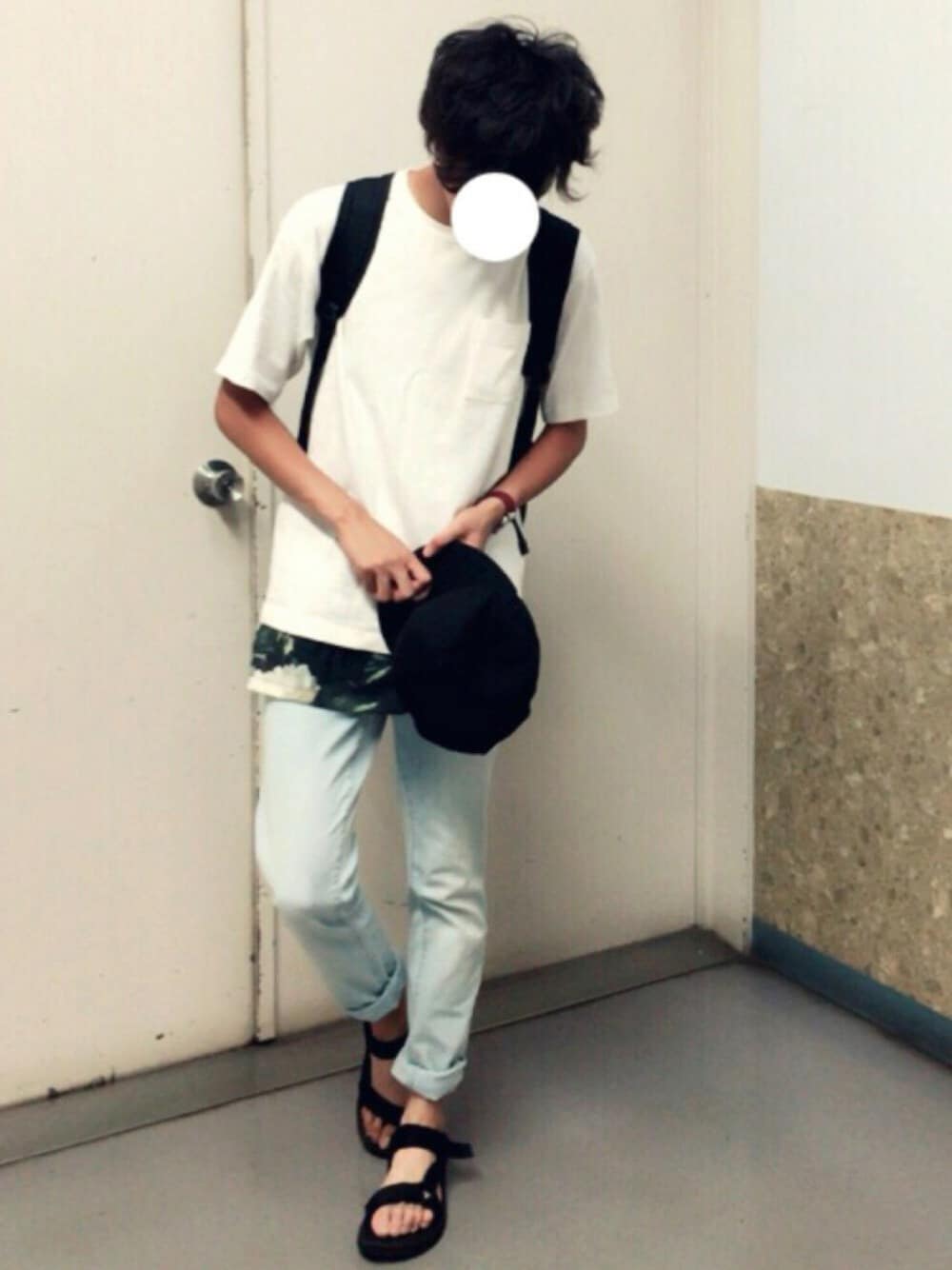 ホワイト系のTシャツ/カットソー、その他のタンクトップ、ブルー系のデニムパンツを着用したメンズの夏コーディネートの1枚目の写真