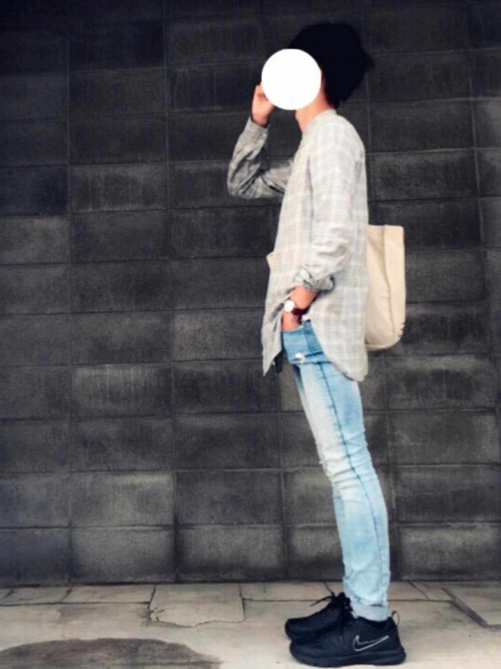 グレー系のシャツ/ブラウス、ホワイト系のTシャツ/カットソー、ブルー系のデニムパンツを着用したメンズの秋コーディネートの1枚目の写真