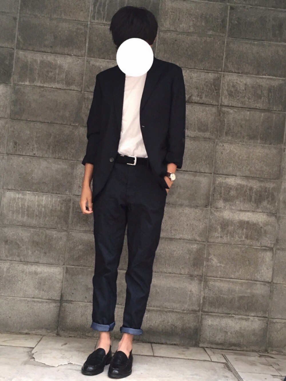 ブルー系のテーラードジャケット、ホワイト系のTシャツ/カットソー、ブルー系のその他パンツを着用したメンズの秋コーディネートの1枚目の写真