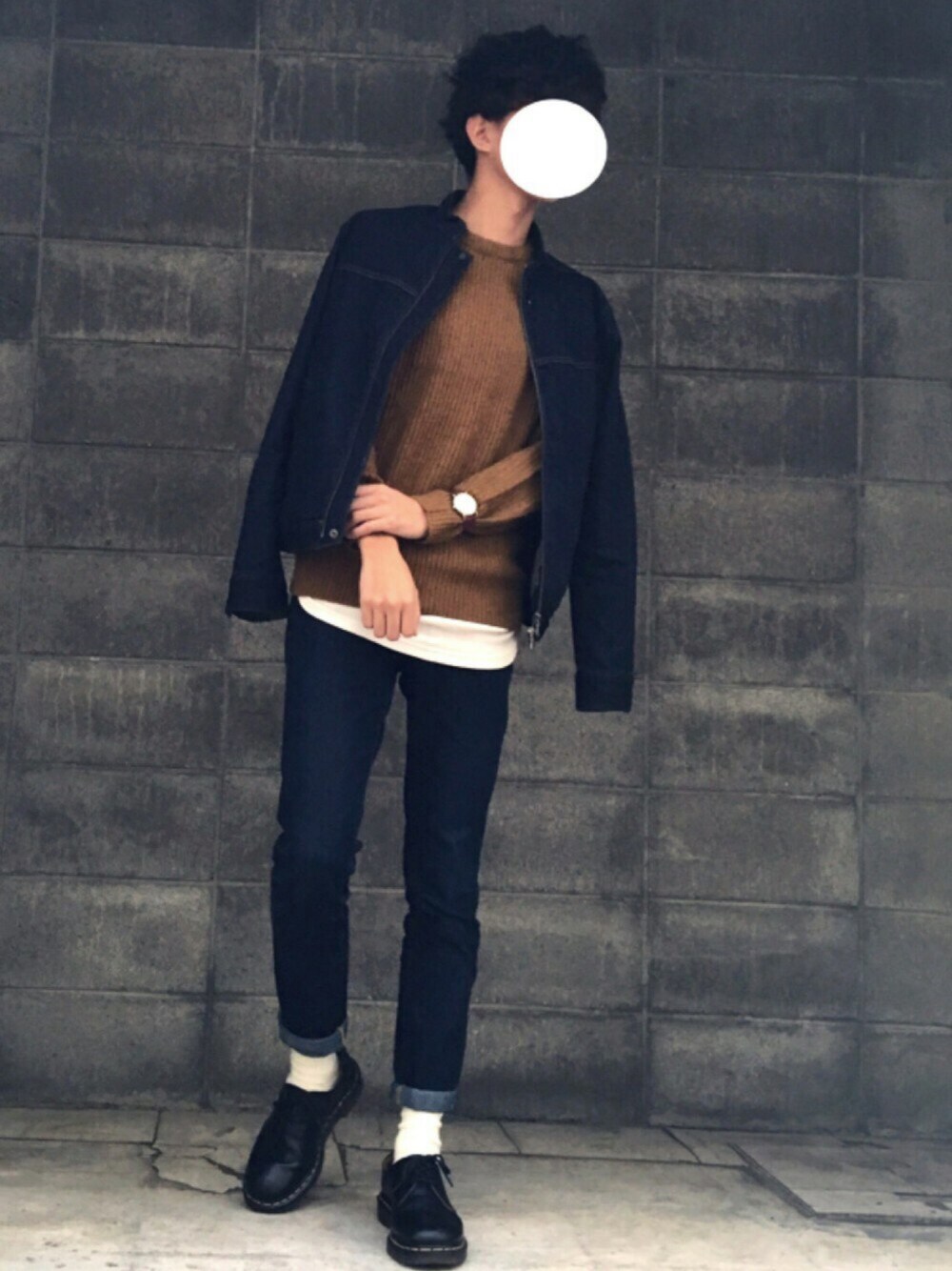 ブルー系のライダースジャケット、イエロー系のニット/セーター、ホワイト系のタンクトップを着用したメンズの秋コーディネートの1枚目の写真