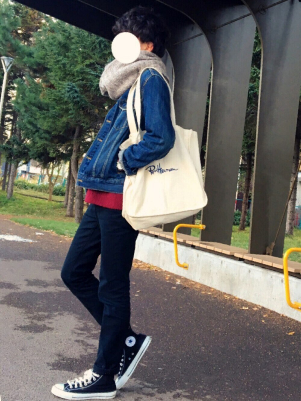 レッド系のニット/セーター、ブラック系のその他パンツ、ブラック系のスニーカーを着用したメンズの秋コーディネートの1枚目の写真