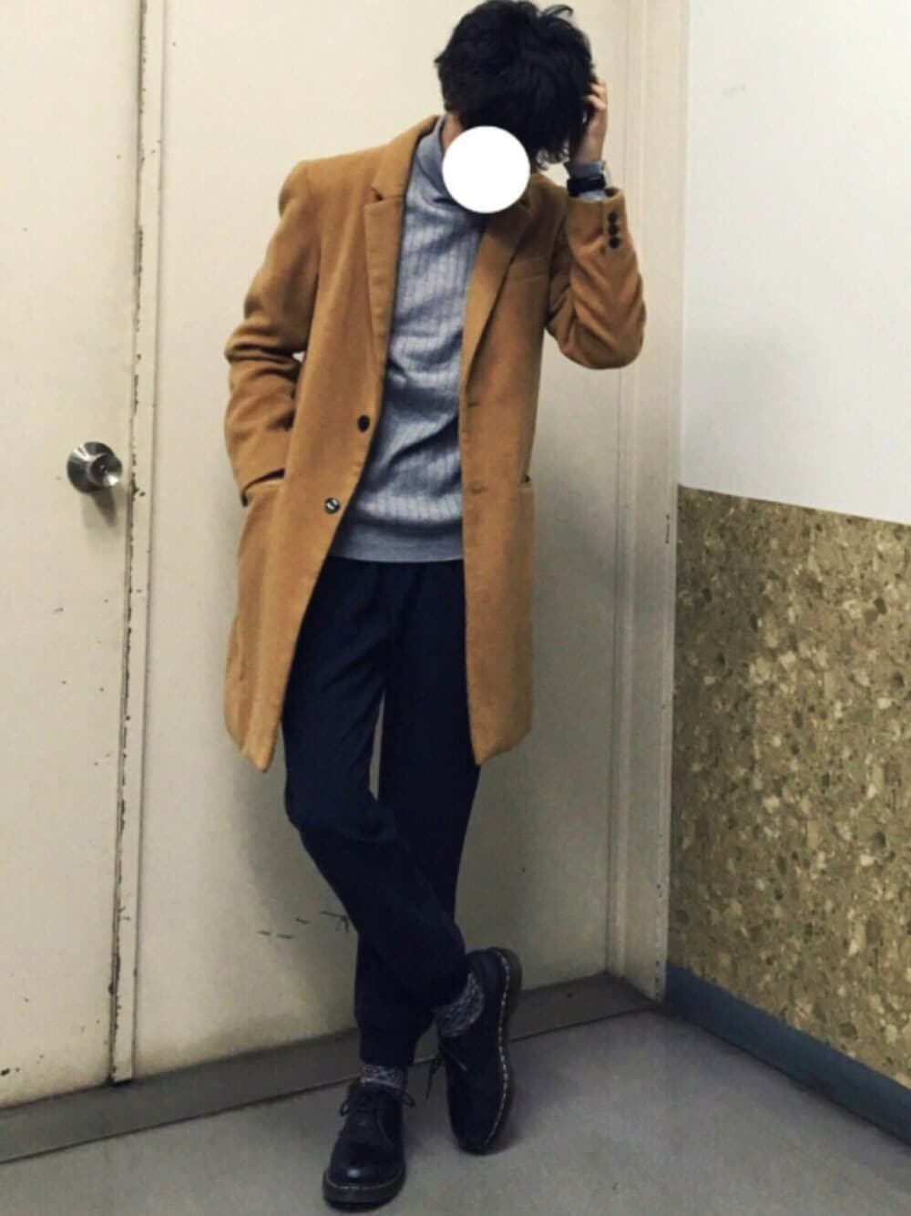 グレー系のニット/セーター、ブルー系のその他パンツ、ブラック系のその他シューズを着用したメンズの冬コーディネートの1枚目の写真