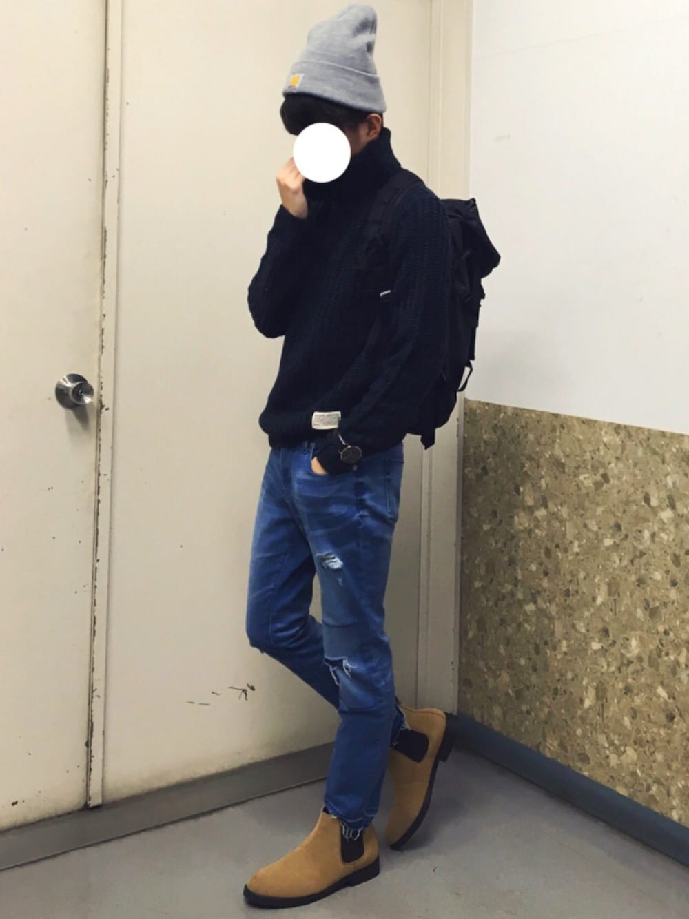 ブルー系のニット/セーター、ブルー系のデニムパンツ、ベージュ系のブーツを着用したメンズの冬コーディネートの1枚目の写真