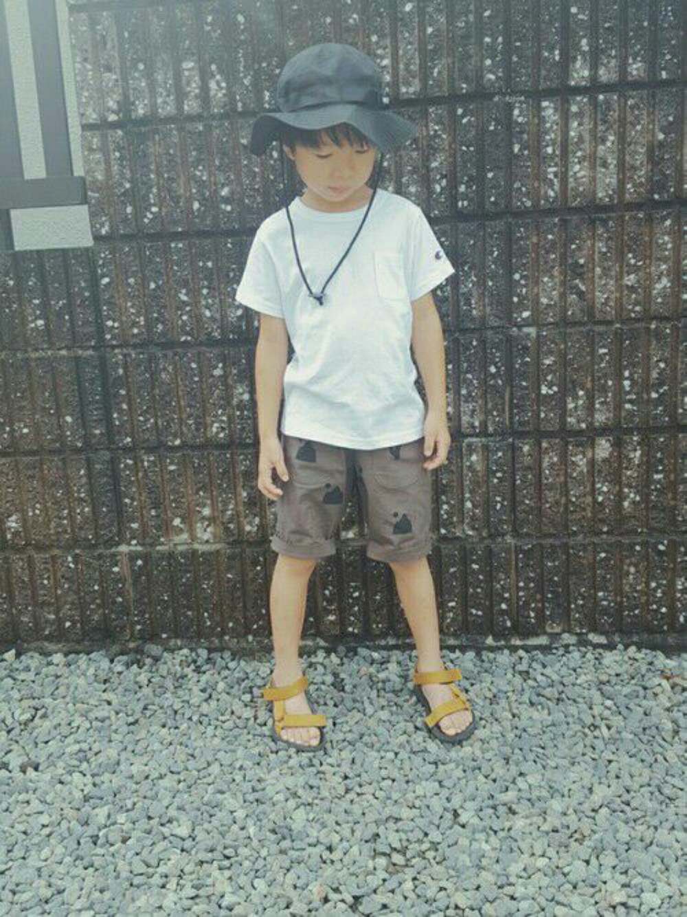 ホワイト系のTシャツ/カットソー、イエロー系のシューズ、ブラウン系のパンツを着用したキッズの夏コーディネートの1枚目の写真