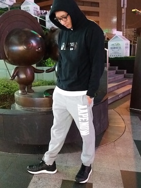 「NHIZのアイテム」を使った、路克溫蒂さん（メンズ・179cm）の春コーディネート
