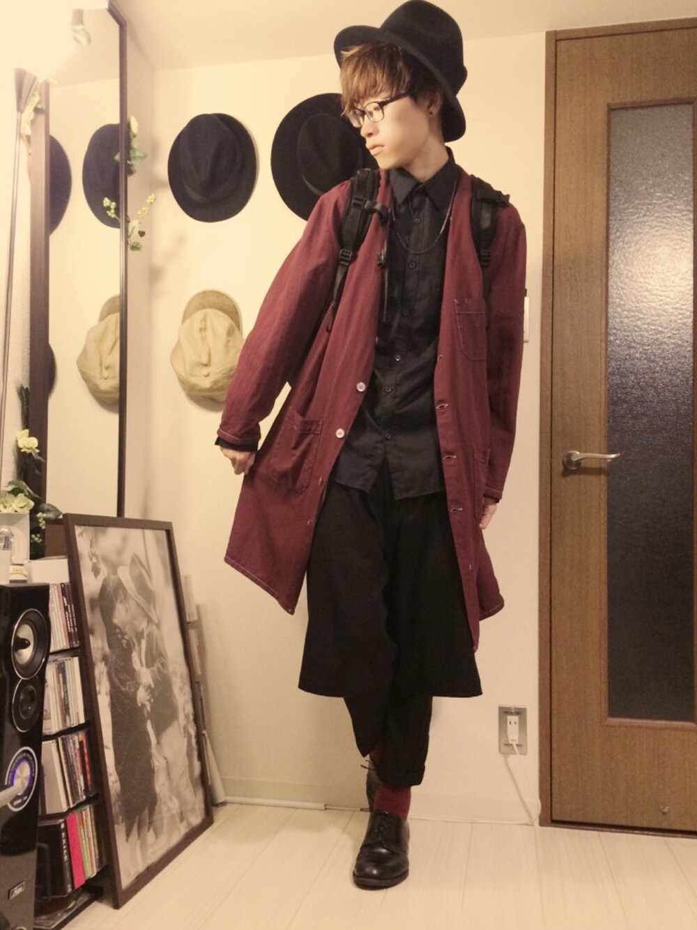 「赤×黒、ダブルパンツ、ワイドパンツ、カラーソックス、革靴、マウンテンハット、モード、古着MIX」｜「USEDのWork Coat（その他アウター、レッド系）」を使った、tsUyOshIさん（メンズ・182cm）の秋コーディネートの1枚目の写真
