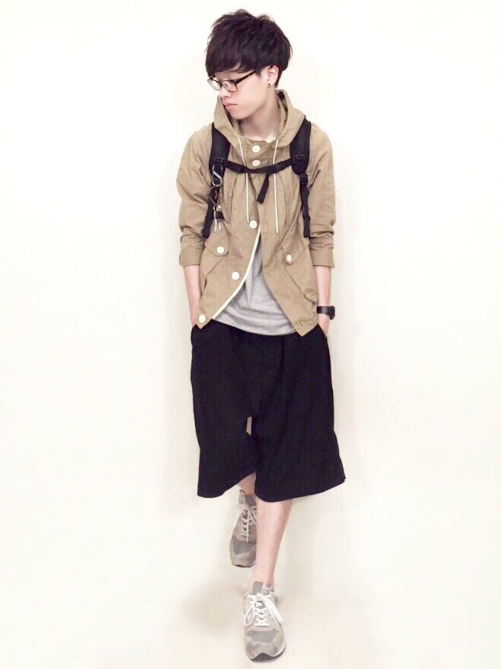 ベージュ系のブルゾン、グレー系のスニーカー、ブラック系のバックパック/リュックを着用したメンズの夏コーディネートの1枚目の写真