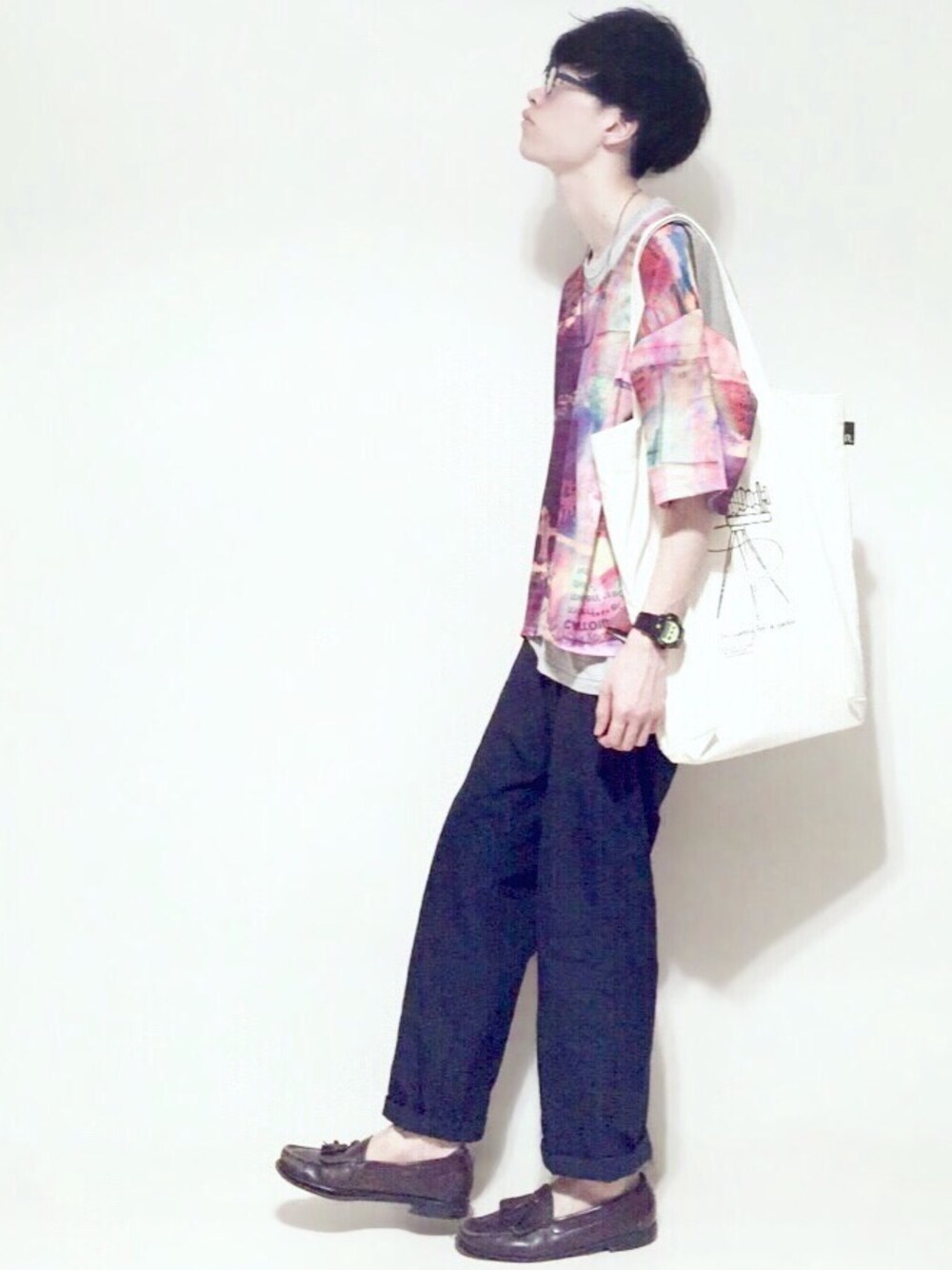 パープル系のTシャツ/カットソー、ブルー系のその他パンツ、ブラウン系のその他シューズを着用したメンズの夏コーディネートの1枚目の写真