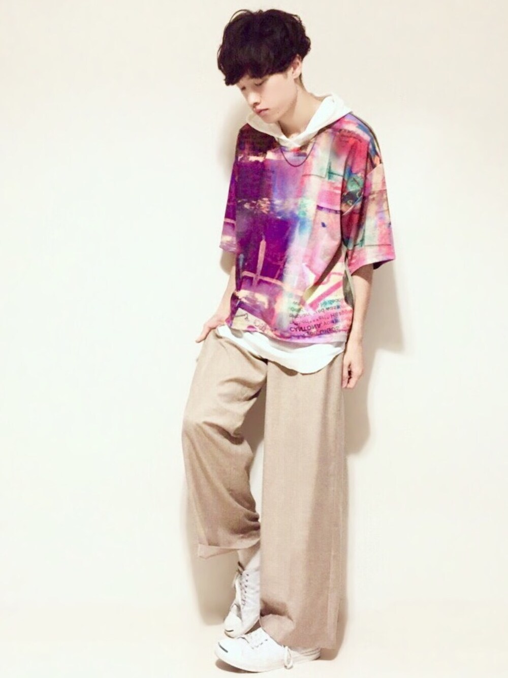 パープル系のTシャツ/カットソー、ベージュ系のその他パンツ、ホワイト系のスニーカーを着用したメンズの秋コーディネートの1枚目の写真