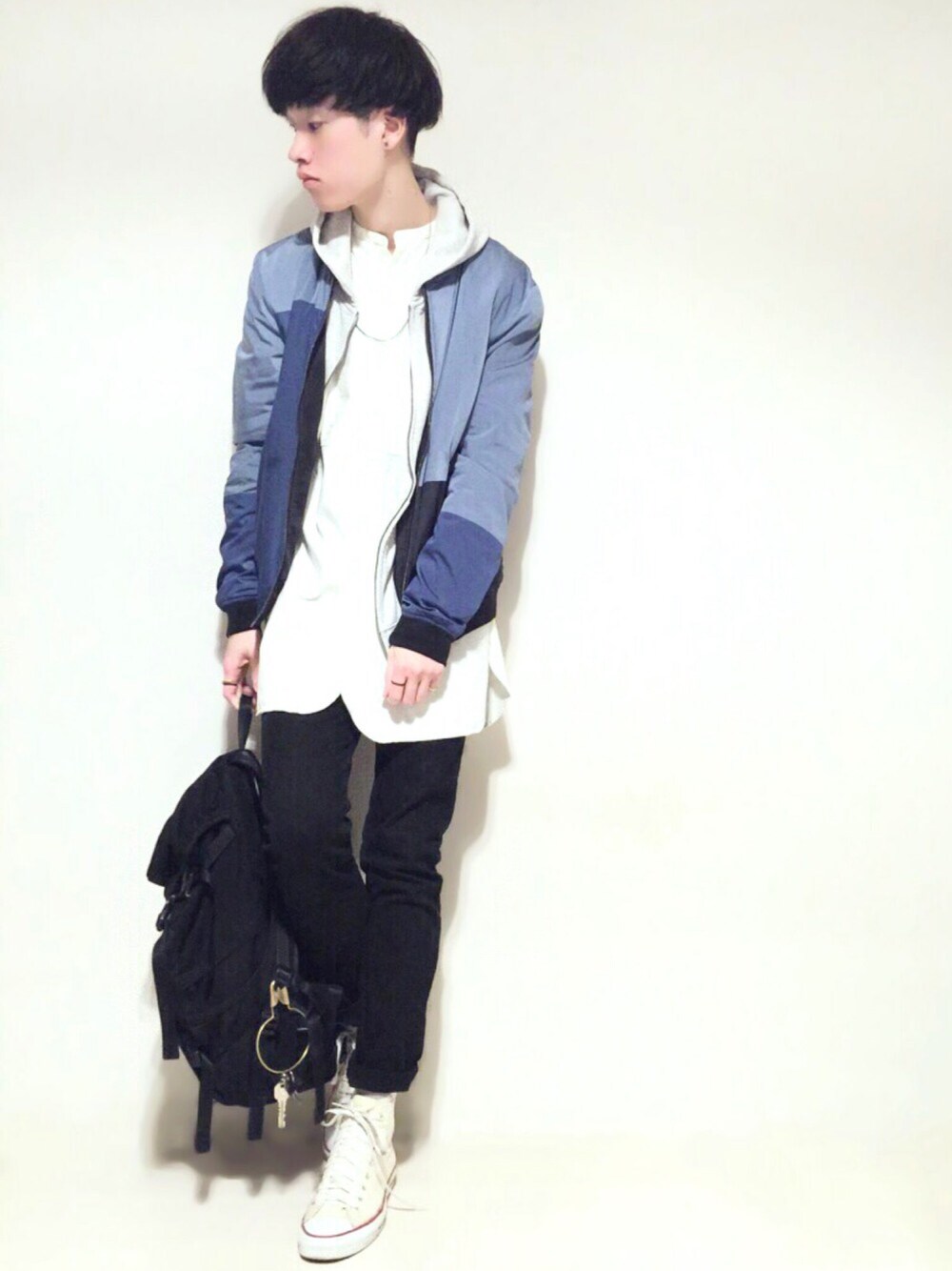 ブルー系のナイロンジャケット、ホワイト系のシャツ/ブラウス、ベージュ系のスニーカーを着用したメンズの春コーディネートの1枚目の写真