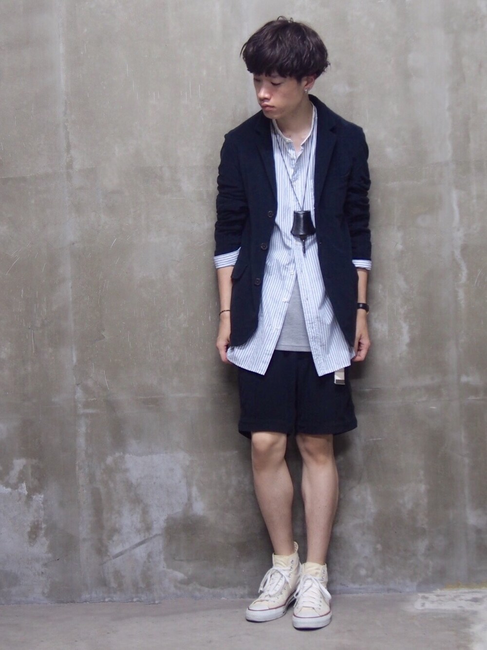 ベージュ系のスニーカー、ブラック系のキーケース/キーアクセサリーを着用したメンズの夏コーディネートの1枚目の写真