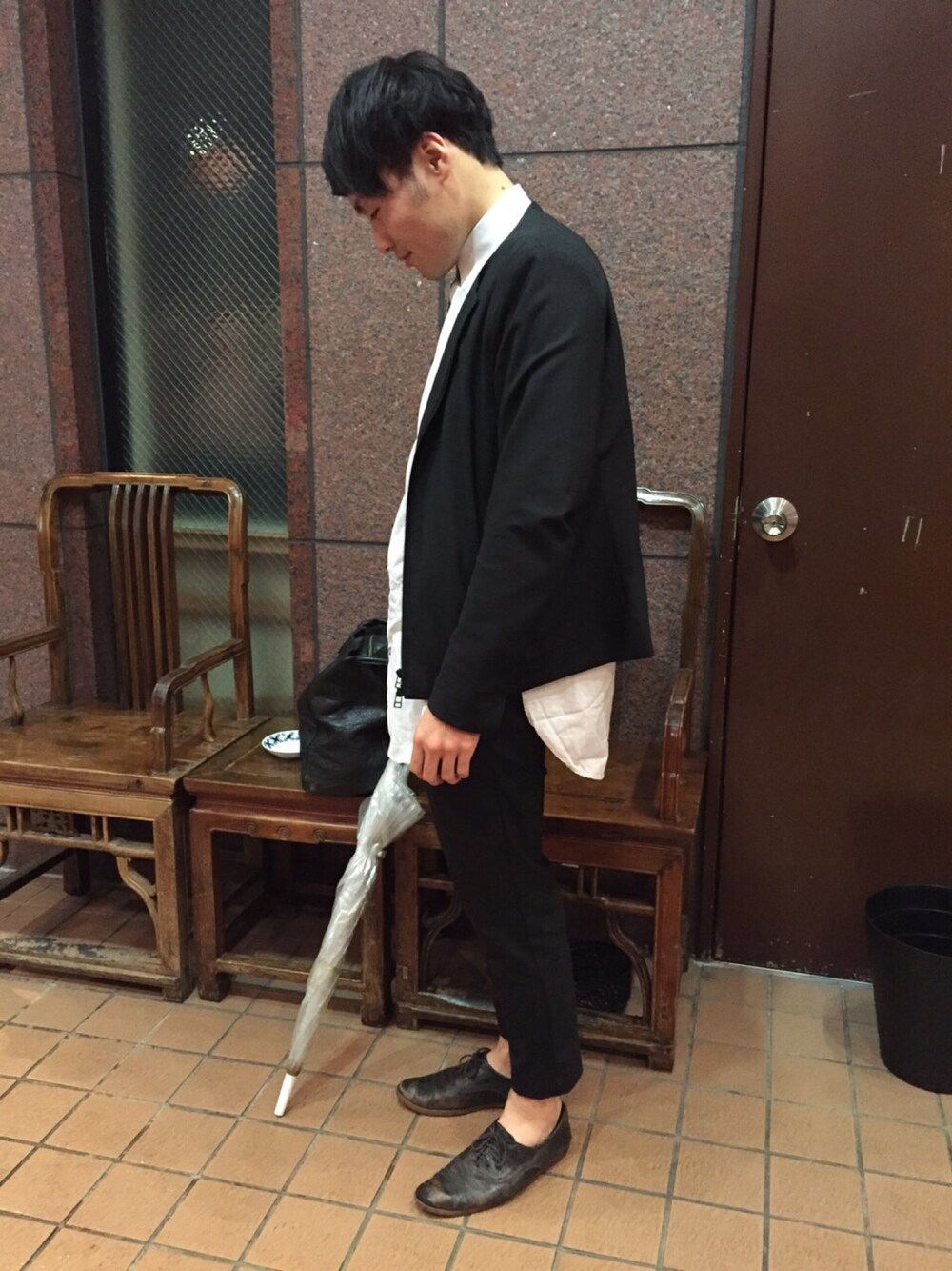 ブラック系のノーカラージャケット、ブラック系のその他パンツ、グレー系のシャツ/ブラウスを着用したメンズの秋コーディネートの1枚目の写真