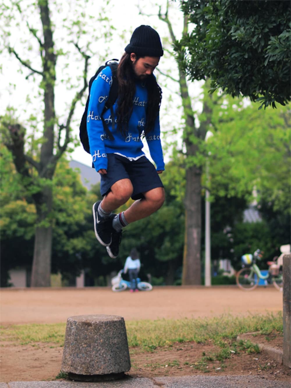 「NIKE、バックパック、supreme、ハーフパンツ、ラインソックス、自転車スタイル、ジャンプ」｜「Supreme のSupreme Hate Sweater（ニット/セーター、ブルー系）」を使った、fuzzyさん（メンズ・167cm）の春コーディネートの1枚目の写真