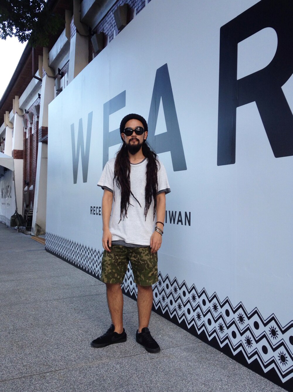 「リゾートスタイル、WEAR FOR TAIWAN、ハーフパンツ、迷彩、柄パンツ」｜「Saturdays NYCのBELLOWS SHORT（その他パンツ、グリーン系）」を使った、fuzzyさん（メンズ・167cm）の夏コーディネートの1枚目の写真
