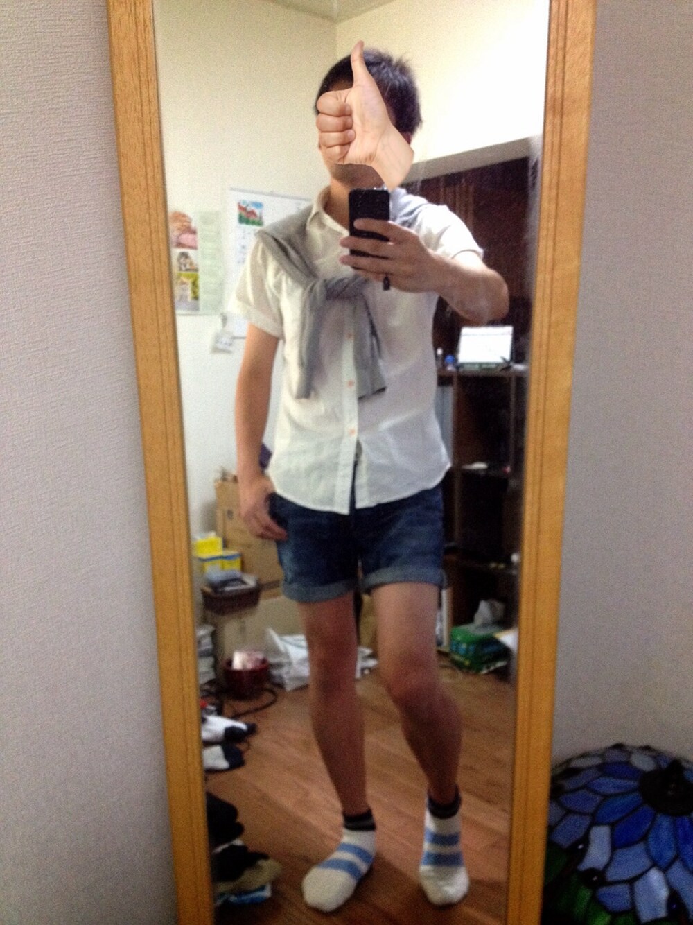 ブルー系のデニムパンツを着用したメンズの夏コーディネートの1枚目の写真