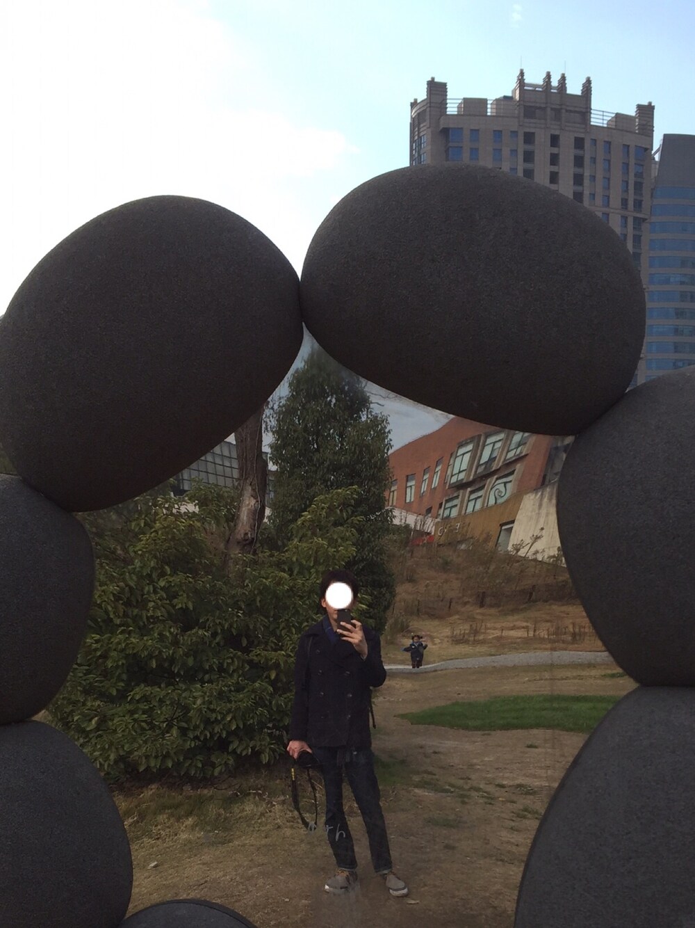 ブルー系のピーコート、ブラック系のその他、グレー系のその他を着用したメンズの冬コーディネートの1枚目の写真