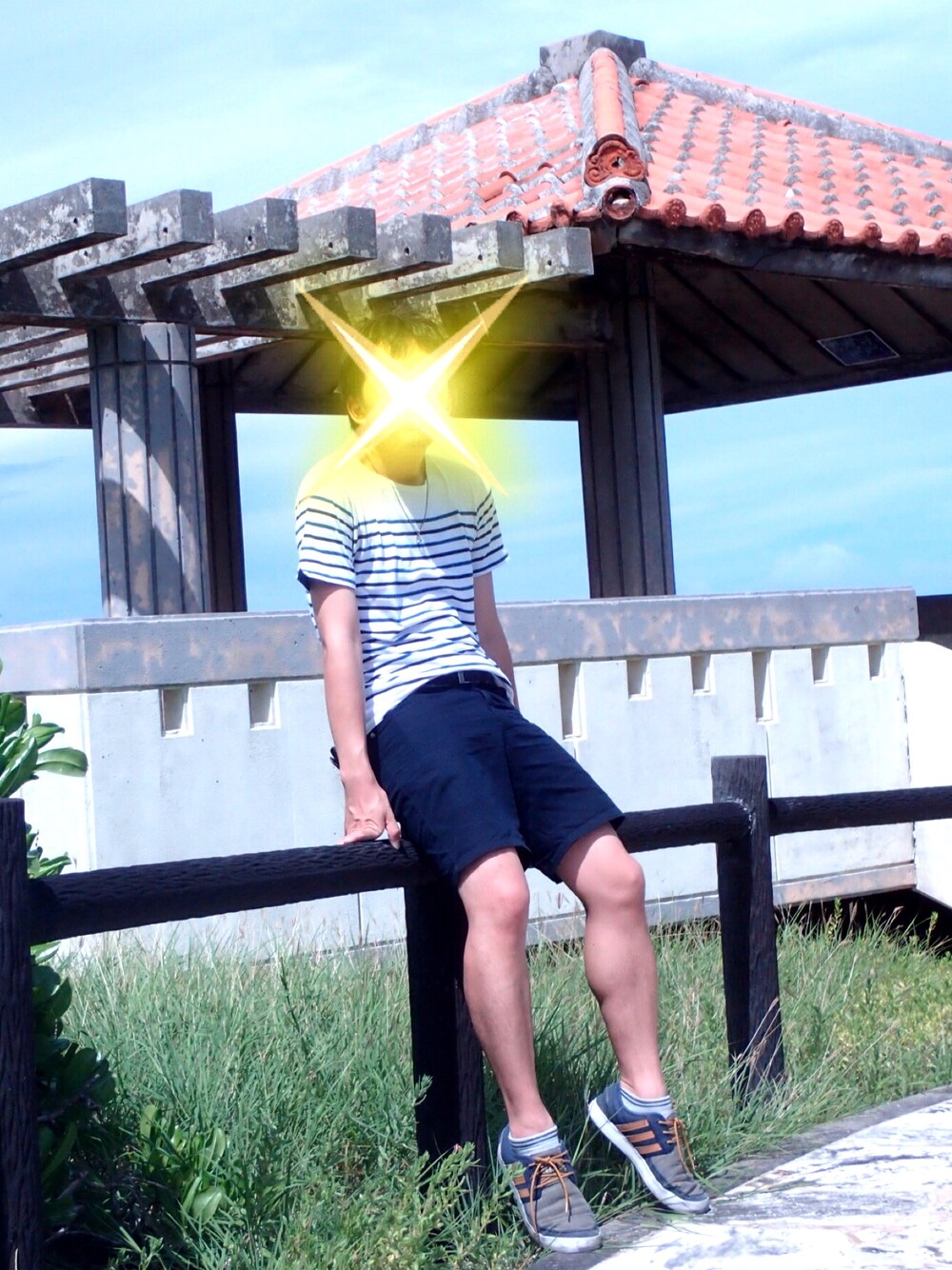 ホワイト系のTシャツ/カットソー、ブルー系のチノパンツ、ブルー系のその他を着用したメンズの夏コーディネートの1枚目の写真