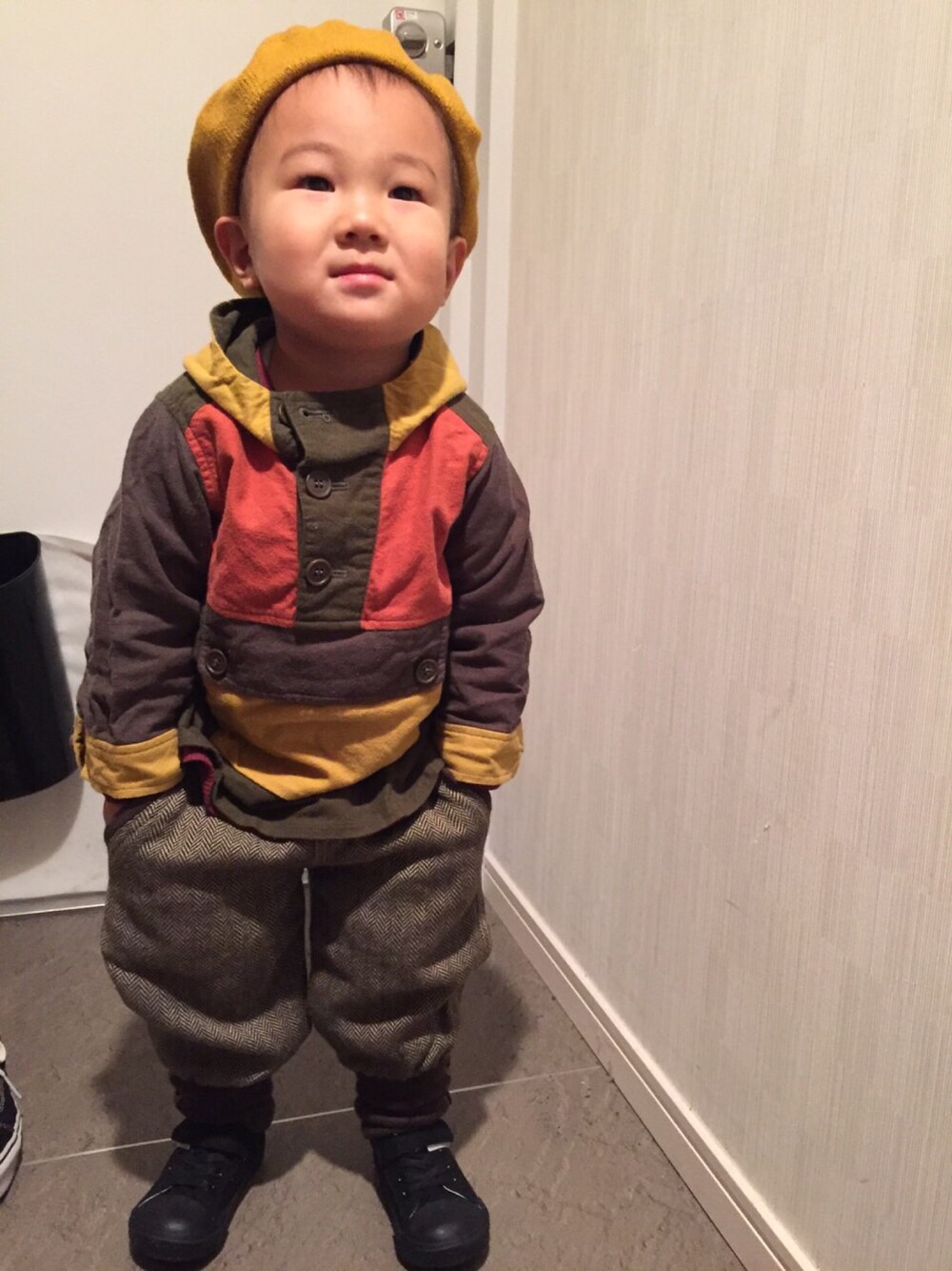 「2歳、ベレー帽男子、ツイードパンツ」｜「貰い物のアイテム（トップス、ブラウン系）」を使った、あさひさん（キッズ・100cm）の冬コーディネートの1枚目の写真