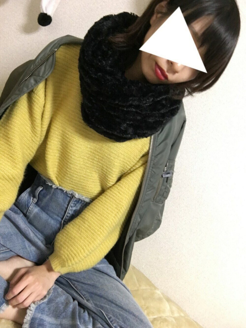 グリーン系のMA-1、イエロー系のニット/セーター、ブルー系のデニムパンツを着用したレディースの秋コーディネートの1枚目の写真