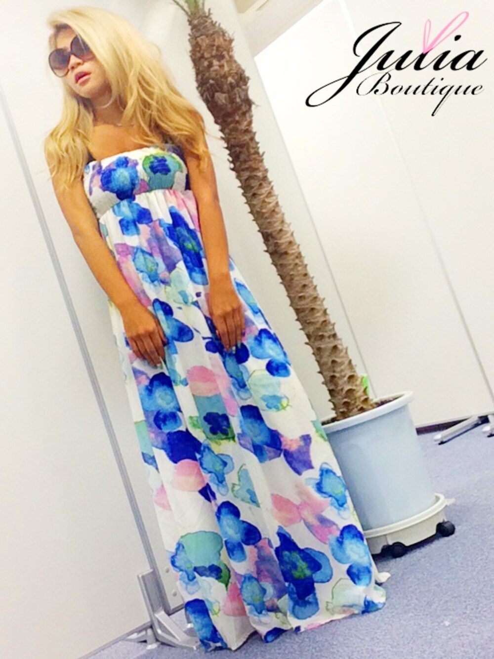「柄ワンピース、夏コーデ、リゾートスタイル、マキシ丈ワンピース、海コーデ」｜「Julia Boutiqueのアイテム（ワンピース、ホワイト系）」を使った、JULIA BOUTIQUE　PRESSさん（レディース・156cm）の夏コーディネートの1枚目の写真
