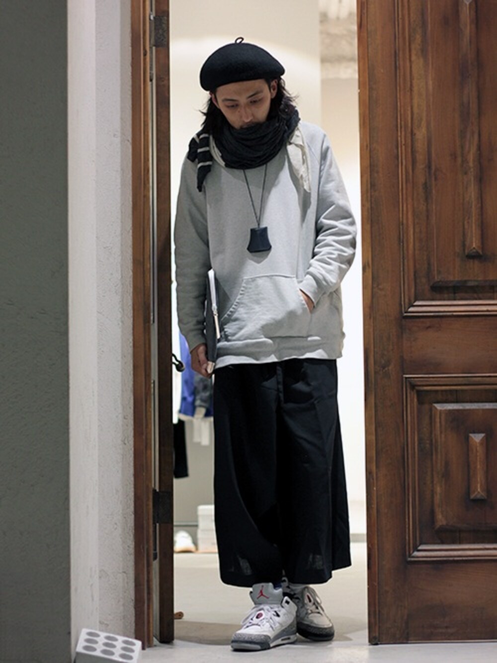 「クラッチバッグ、Hender Scheme、ganryu」｜「AUGUSTE PRESENTATIONのAUGUSTE PRESENTATION CREW NECK SWEAT（スウェット、グレー系）」を使った、DaisukeWakamoriさん（メンズ・181cm）の冬コーディネートの1枚目の写真
