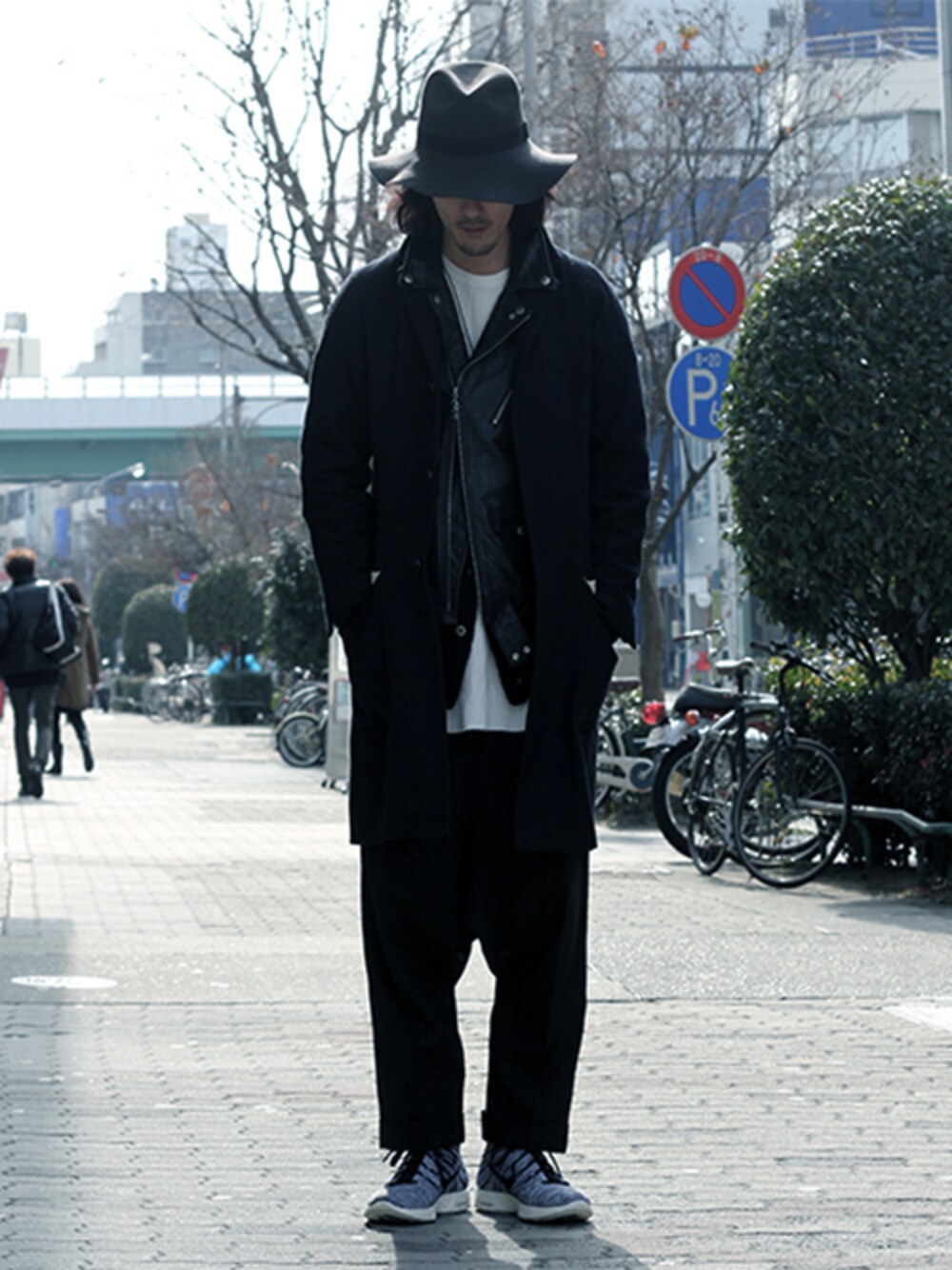 「チェスターコート、サルエルパンツ、 GANRYU、ハイテクスニーカー、ダブルライダース」｜「BLACK&BLUEのBLACK & BLUE CHESTER COAT（ジャケット/アウター、ブルー系）」を使った、DaisukeWakamoriさん（メンズ・181cm）の冬コーディネートの1枚目の写真