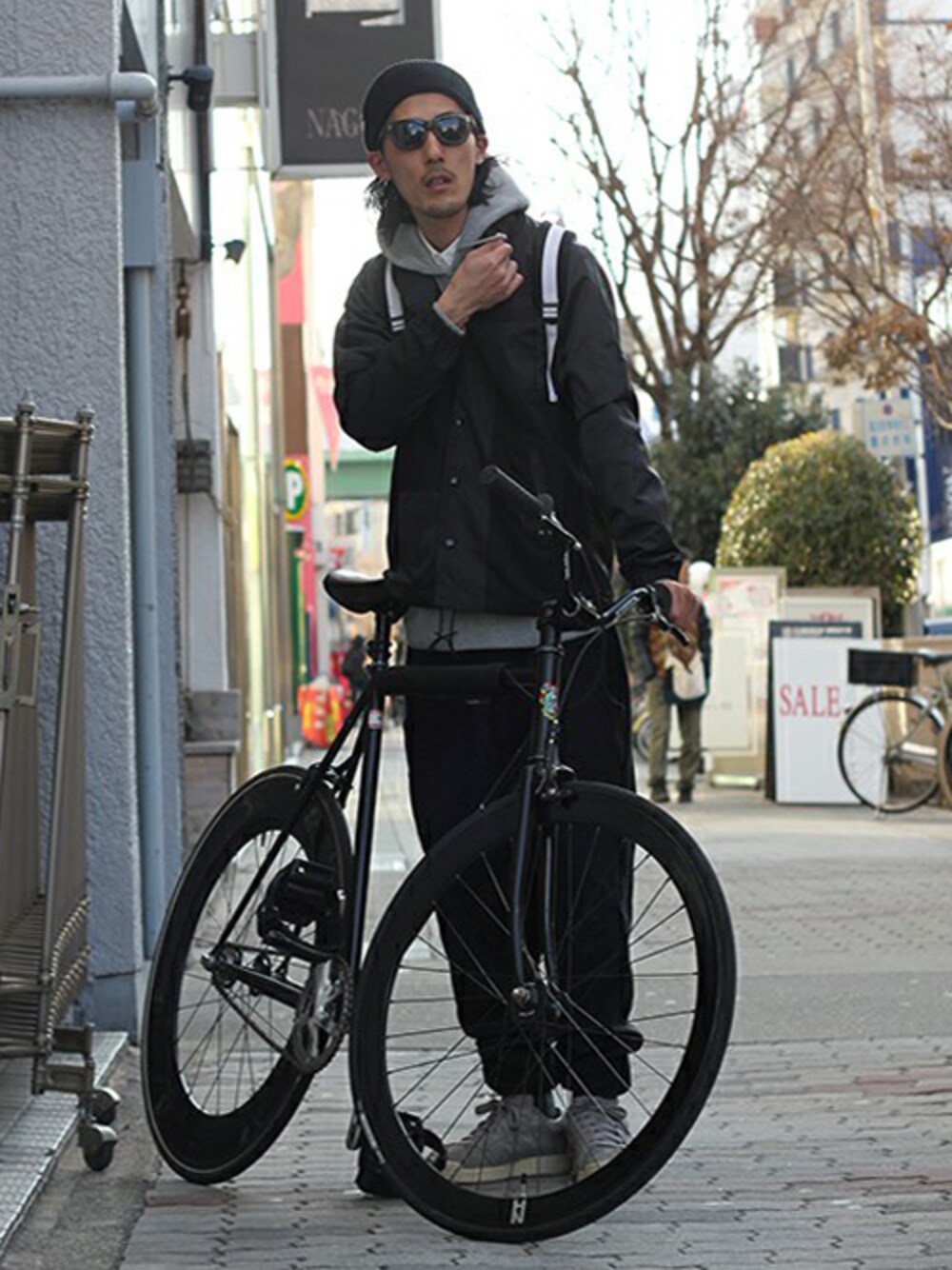 「ニットキャップ、サングラス、ganryu、自転車スタイル」｜「GANRYUのGANRYU コーチジャケット（ブルゾン、ブラック系）」を使った、DaisukeWakamoriさん（メンズ・181cm）の冬コーディネートの1枚目の写真