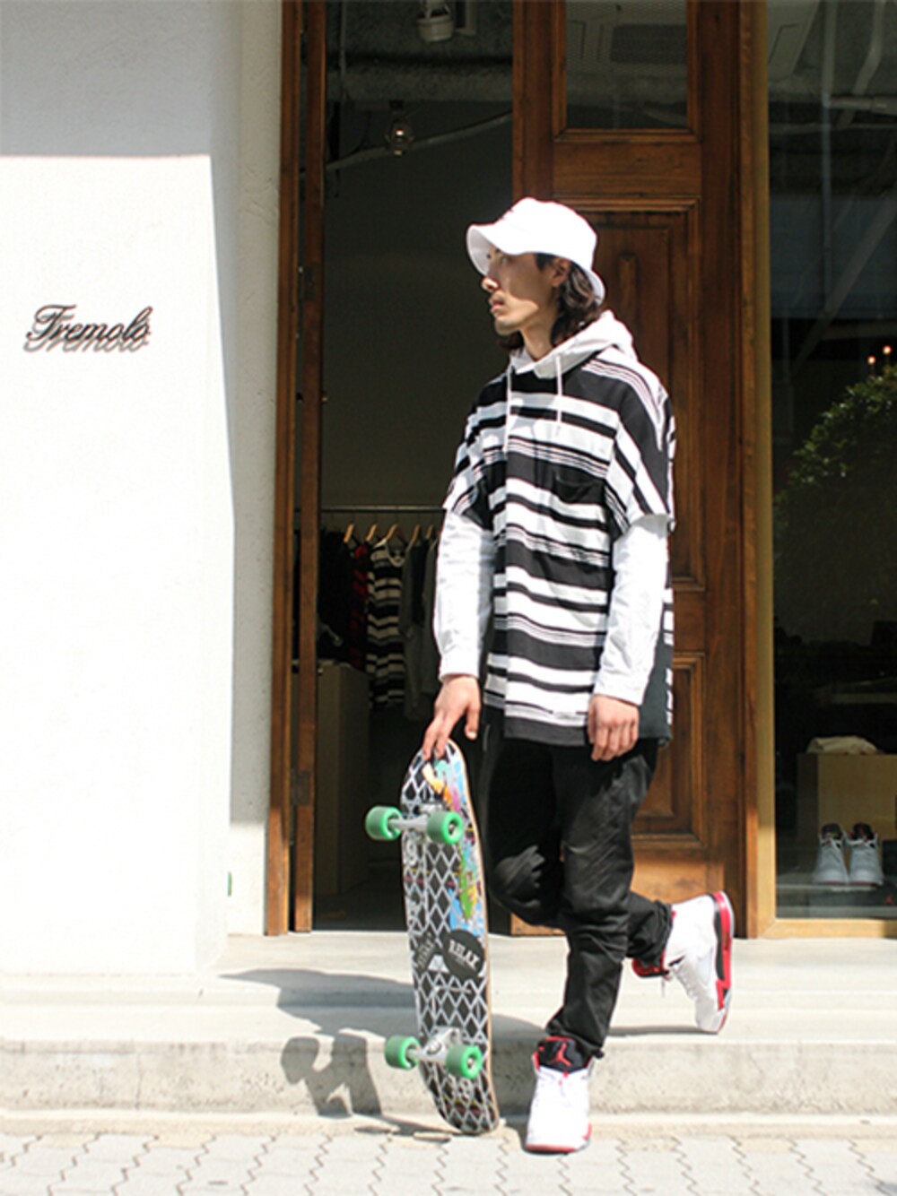 「ボーダー、白シャツ、 Name.、オーバーサイズ、スポーツミックス、ハイカットスニーカー、お気に入りのTシャツ、iCON.、バケットハット、スケータースタイル」｜「Name.のName. BORDER RASCHEL BIG TEE（Tシャツ/カットソー、ホワイト系）」を使った、DaisukeWakamoriさん（メンズ・181cm）の春コーディネートの1枚目の写真