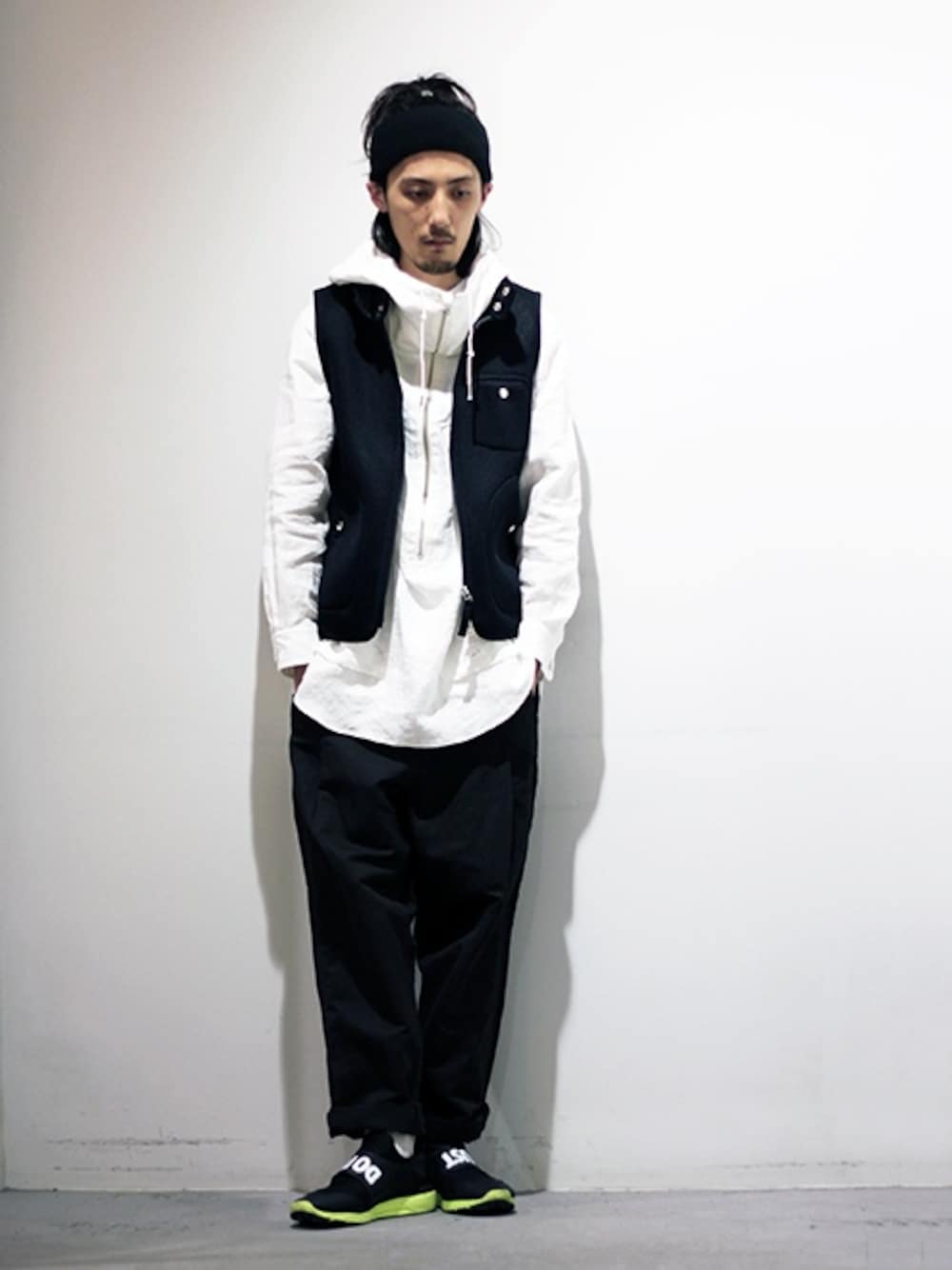 「NIKE、name.、ヘアバンド、FURTHER、ベスト、スポーツミックス、ワイドパンツ、スリッポン、白ソックス、Tremolo」｜「Tim. スポンジメッシュベスト（ベスト、ブラック系）」を使った、DaisukeWakamoriさん（メンズ・181cm）の春コーディネートの1枚目の写真