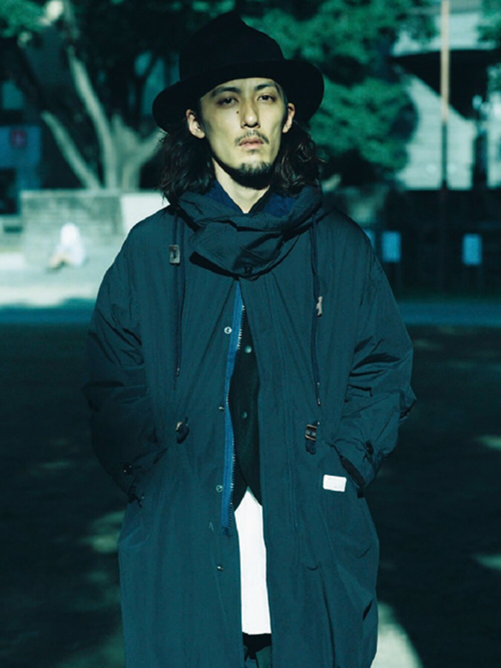 「モッズコート、name.、ロングシャツ、レイヤードスタイル、ganryu、スキニーデニム、BLACK&BLUE、マウンテンハット、ナイロンパーカー」｜「Name.のName. NYLON WEATHER M-51（モッズコート、ブルー系）」を使った、DaisukeWakamoriさん（メンズ・181cm）の秋コーディネートの1枚目の写真
