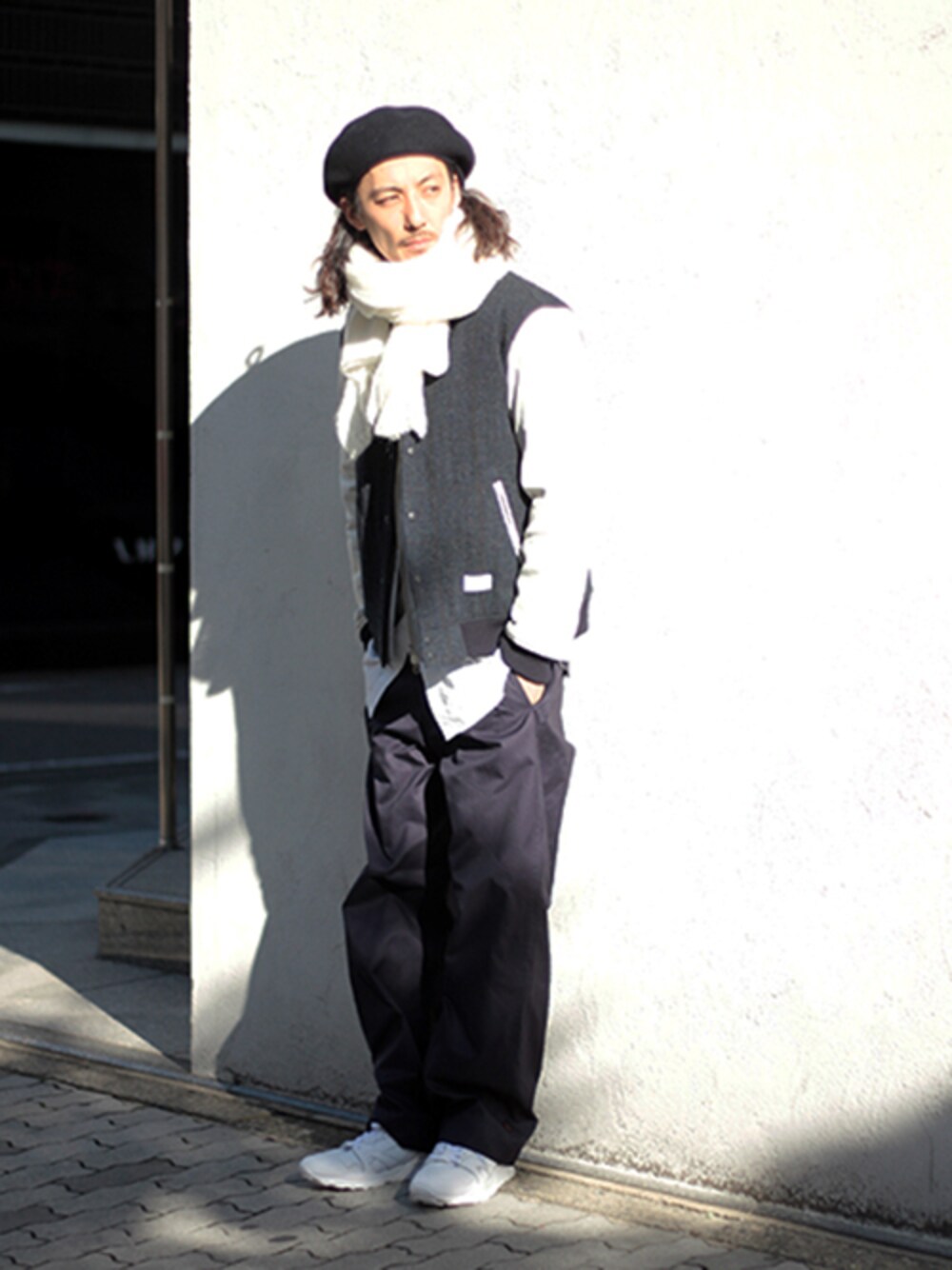 「name.、キルティング、FURTHER、ganryu、インナーダウン、Tremolo、BLACK&BLUE、 ワイドパンツ、大判ストール、白シャツ×ニット」｜「Name.のName. 【ネーム】ヴァーシティージャケット（スタジャン、ブルー系）」を使った、DaisukeWakamoriさん（メンズ・181cm）の秋コーディネートの1枚目の写真