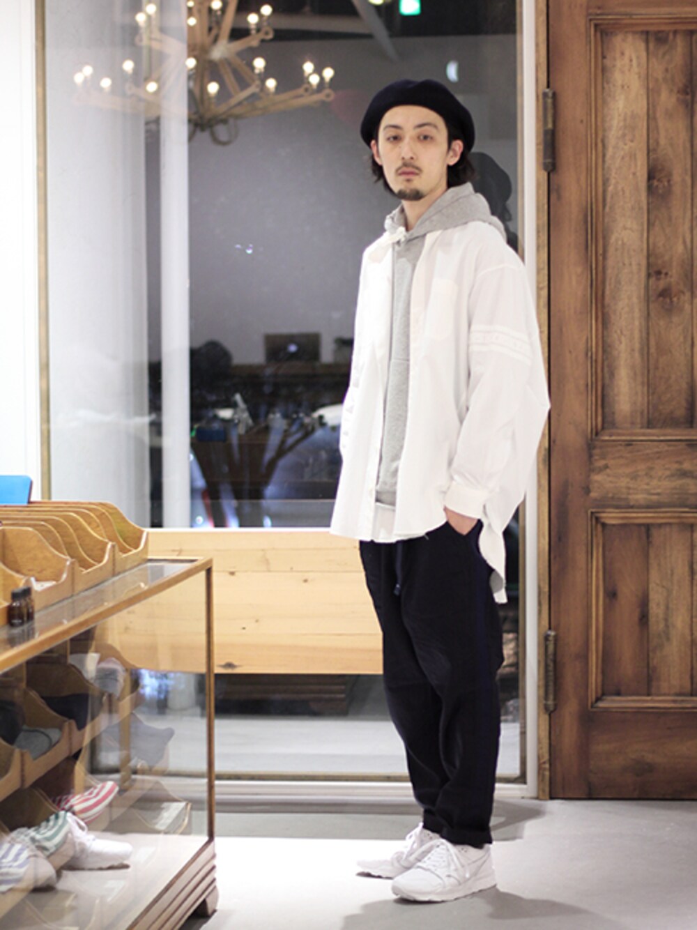 「白シャツ、パーカー、FURTHER、イージーパンツ、インディゴ、Tremolo、無地スウェット、ホワイトスニーカー、シャツ×パーカー、ロング丈カットソー」｜「sakayoriのsakayori バルーンシャツ（シャツ/ブラウス、ホワイト系）」を使った、DaisukeWakamoriさん（メンズ・181cm）の春コーディネートの1枚目の写真