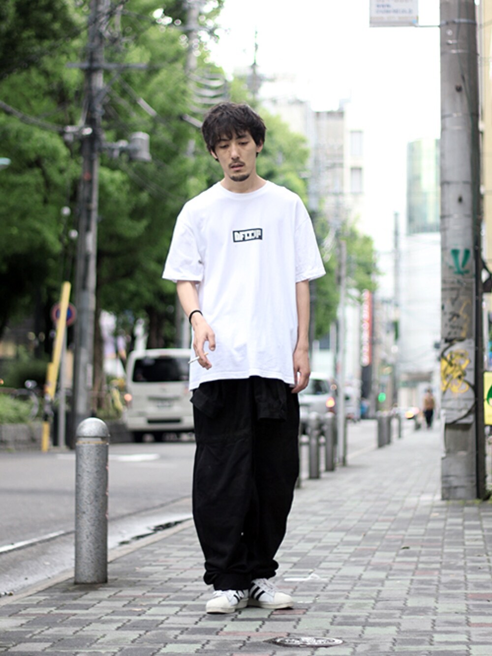 「supreme、iCON.、adidas、HYKE、オールインワン、つなぎ、腰巻き、腰巻、白Tシャツ、DFLT.JP」｜「ICONのアイテム（Tシャツ/カットソー、ホワイト系）」を使った、DaisukeWakamoriさん（メンズ・181cm）の夏コーディネートの1枚目の写真