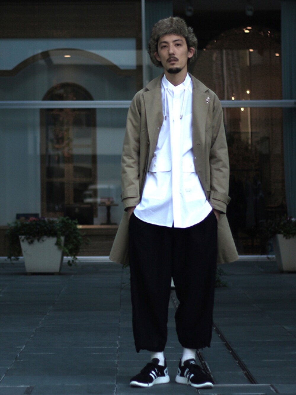 「name.、ganryu、iCON.、adidas、palace、大人コーデ、大人カジュアル、パイロットキャップ、シャツスタイル、ベージュ」｜「Name.のFINX CHINO CLOTH ENGINEER  COAT（チェスターコート、ベージュ系）」を使った、DaisukeWakamoriさん（メンズ・181cm）の冬コーディネートの1枚目の写真