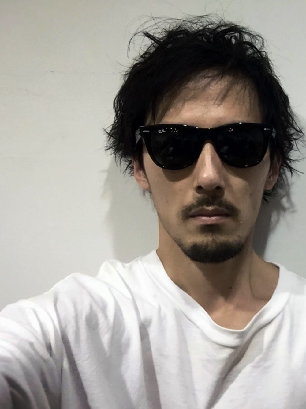 「シンプルコーデ、カジュアル、白Tシャツ、サングラス、夏コーデ、ray ban、digawel、Tremolo」｜「Ray-Banのアイテム（サングラス、ブラック系）」を使った、DaisukeWakamoriさん（メンズ・181cm）の夏コーディネートの1枚目の写真